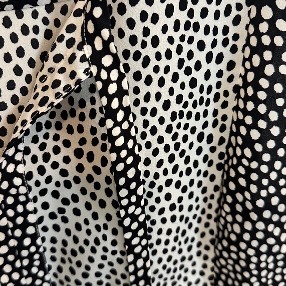 Talbots Black and White Sleeveless Polka Dot Blouse with tie front Size Medium - Picture 3 of 7